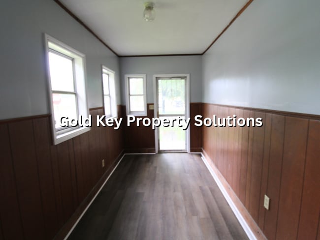 Building Photo - 3 Bed 1 Bath Home For Rent W/ Basement! (S...