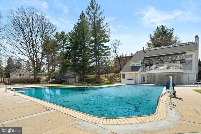 Building Photo - 1640 Oakwood Dr