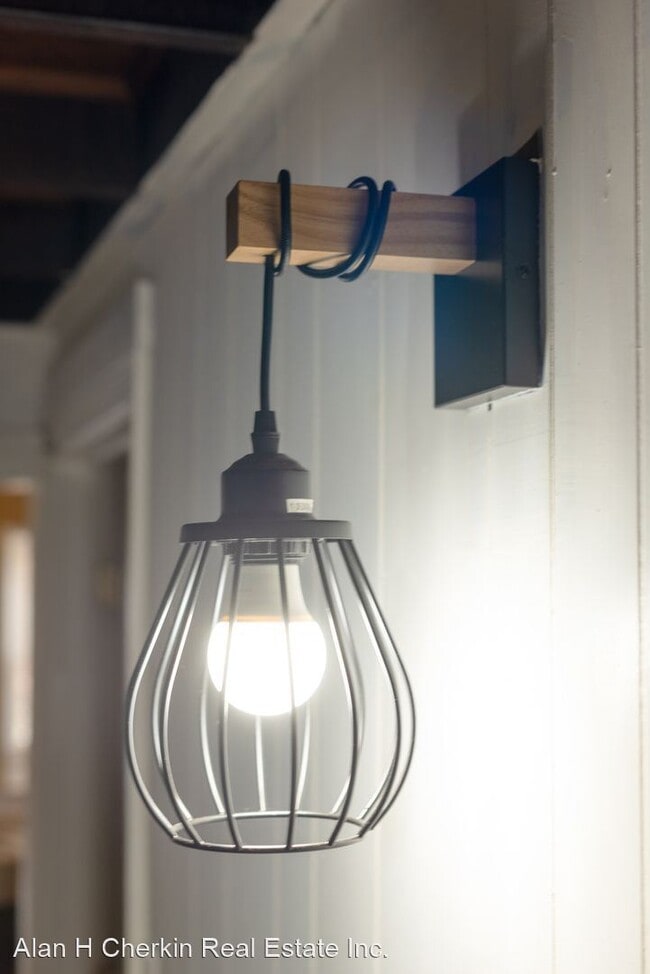 Building Photo - 3 br, 1 bath House - 4 East Miller Road