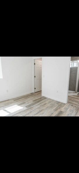 Building Photo - 8921 Cottonwood Ave