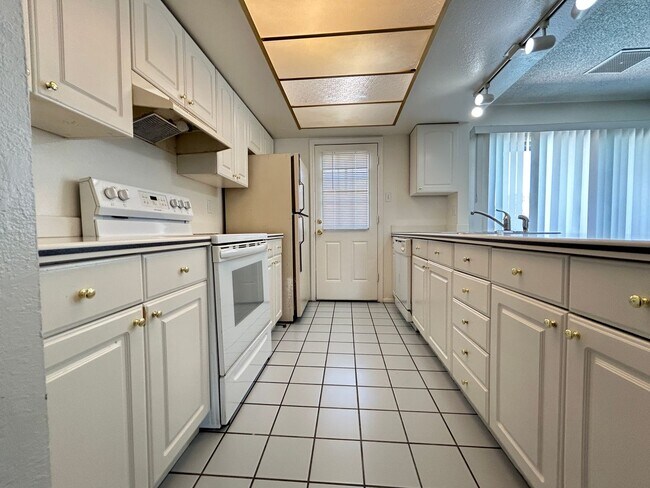 Building Photo - 4 BEDROOM HOME WITH PRIVATE POOL