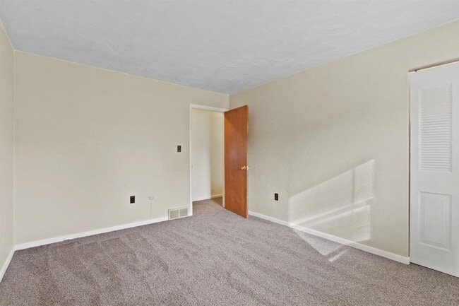 Building Photo - Bright 2BR Townhome in Dallastown School District!