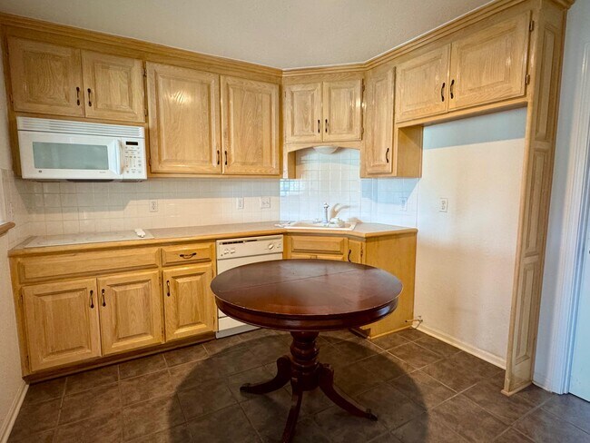 Building Photo - 5912 NE Turquoise Dr