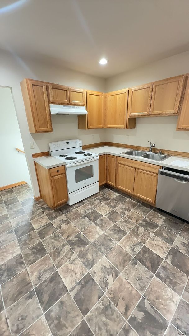 Building Photo - AVAILABLE NOW! 4 bed/2 bath House with Den...