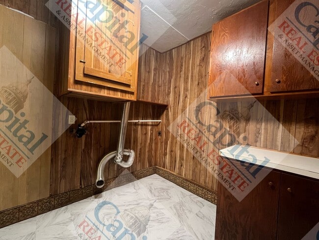 Building Photo - Spacious 2 Bedroom W/ Bonus Room