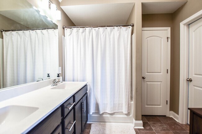 Building Photo - Three Bedroom in Magnolia Place!