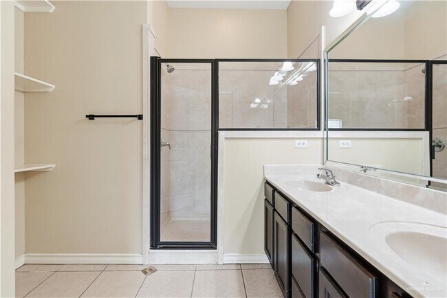 Building Photo - 15 Wellington Ave