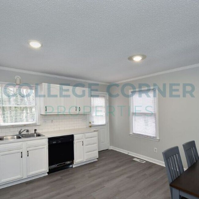 Building Photo - 1400 Brookwood Dr
