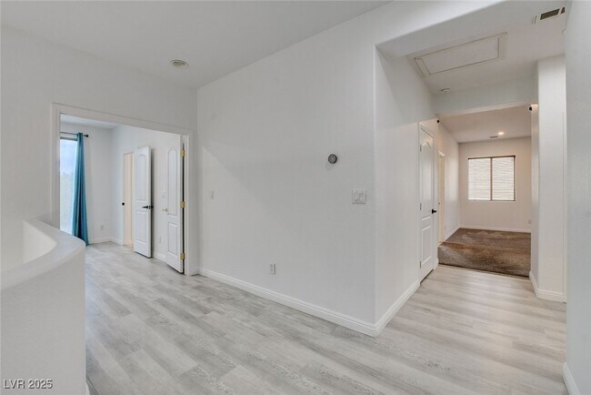 Building Photo - 8125 Chestnut Hollow Ave