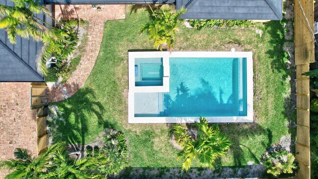 Building Photo - 1981 Coral Gardens Dr