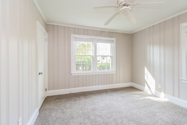 Building Photo - 305 S Mulberry St