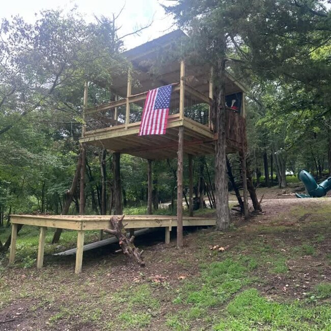 Building Photo - 13014 Schoolhouse Dr