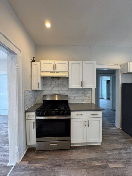 Building Photo - 161 Maple Ave