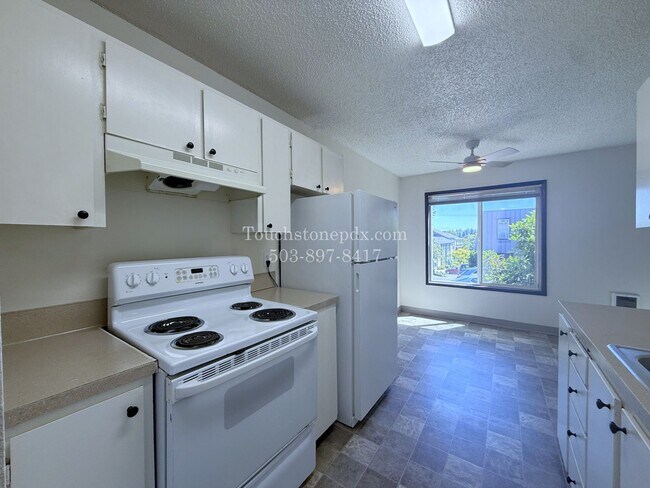 Building Photo - 5804 SE Milwaukie Ave