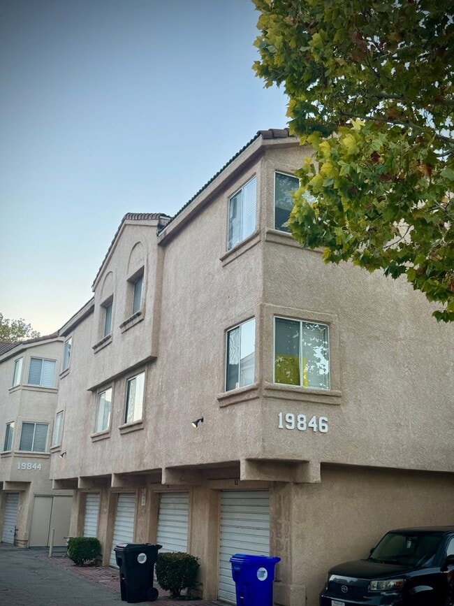 Building Photo - Spacious 3 bedroom condo