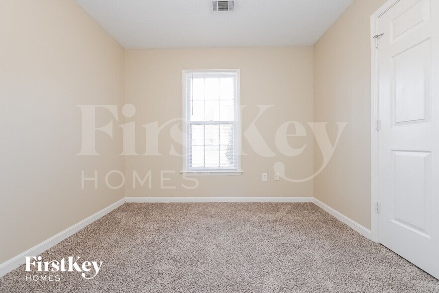 Building Photo - 705 Mills Dr