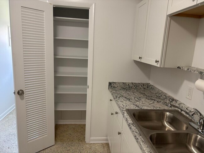 Building Photo - 751 Hummingbird Way