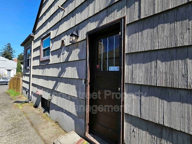 Building Photo - 224 N Russet St