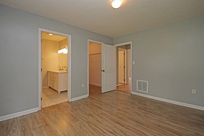 Building Photo - 235 Quail Run Dr