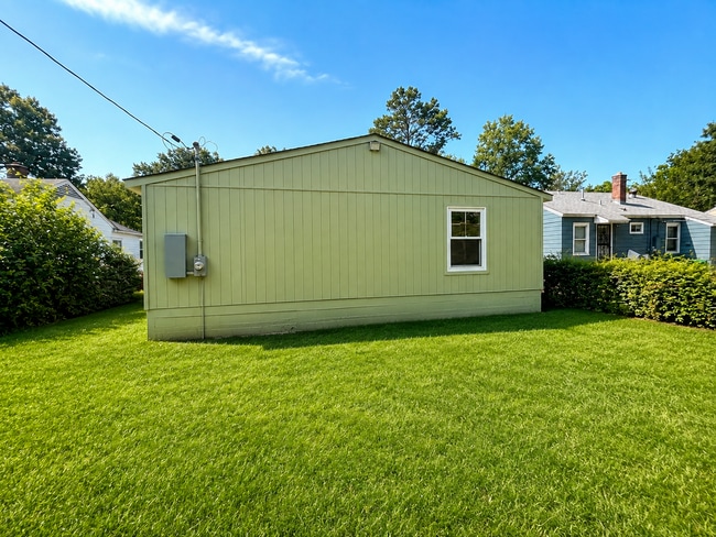 Building Photo - 3744 Mandalay Dr