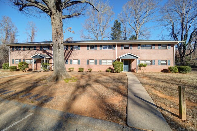 Building Photo - 2 Bedroom Townhomes