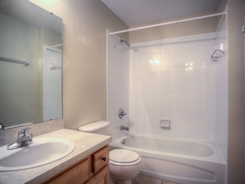 Building Photo - 1828 Creekview Dr