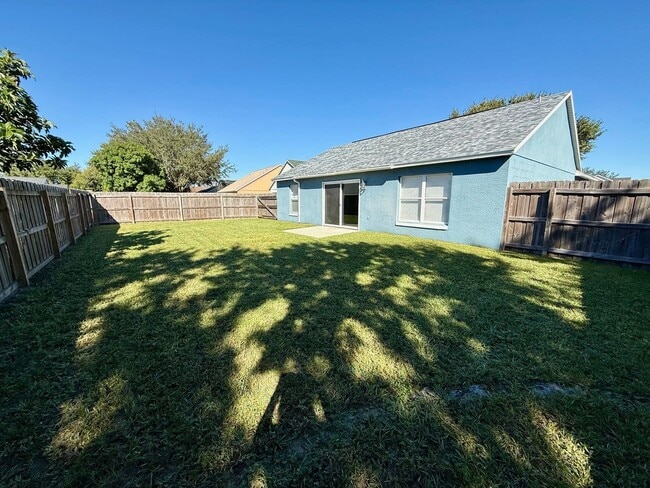 Building Photo - 3/2 Spacious Saint Cloud Home with fenced ...