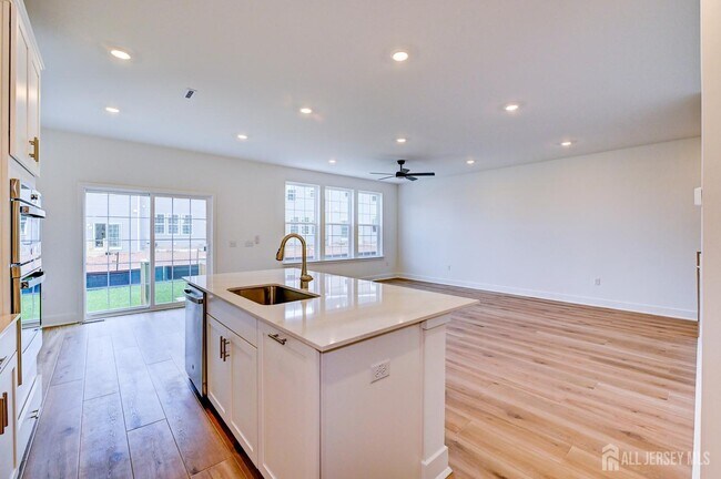 Building Photo - 13 Griffin Ln