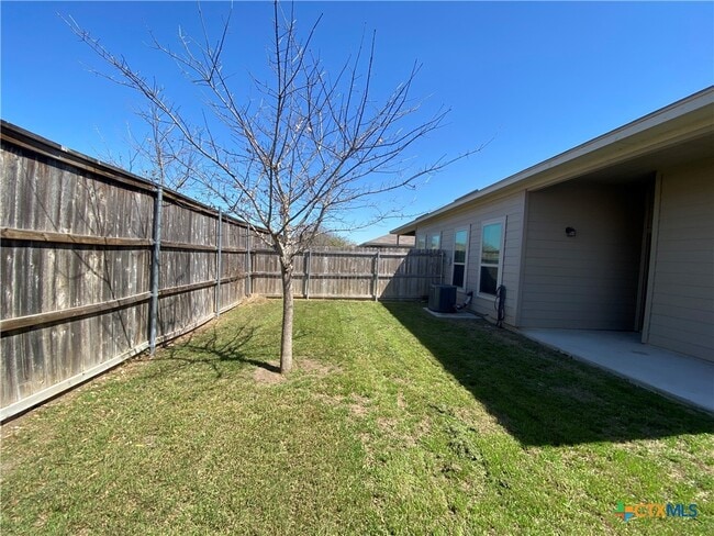 Building Photo - 2213 Avery Village