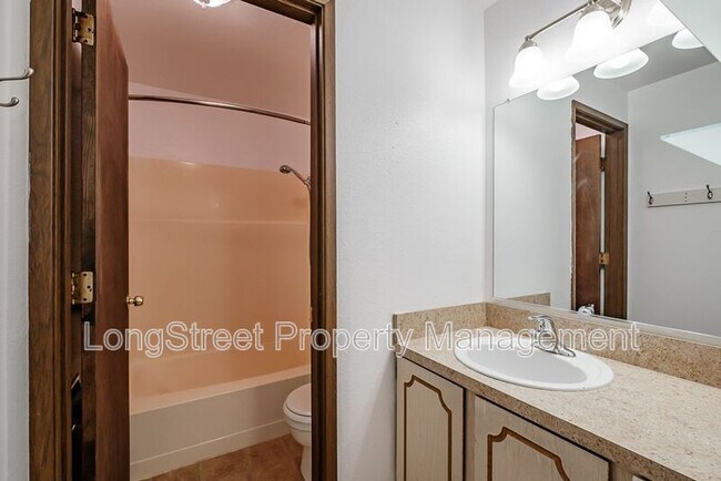 Building Photo - 1950 NW Hayes Ave