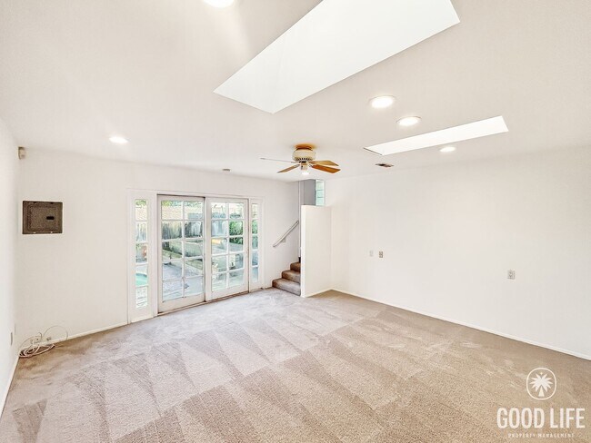 Building Photo - Beautiful 3BD/2BA W/ Private Pool, Garage, and A/C in Ocean Beach!