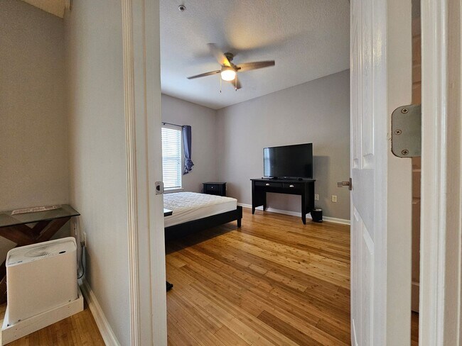 Building Photo - Top floor 3/2 unit in the gated Summer Key...