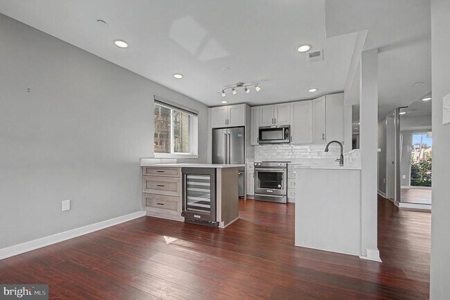 Building Photo - 768 Fairview Ave