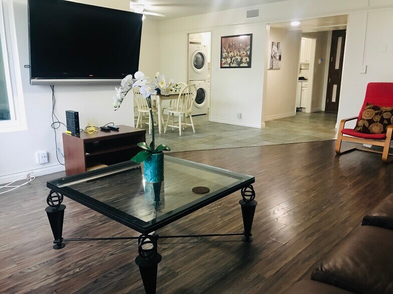 Primary Photo - 324 E Spruce Ave