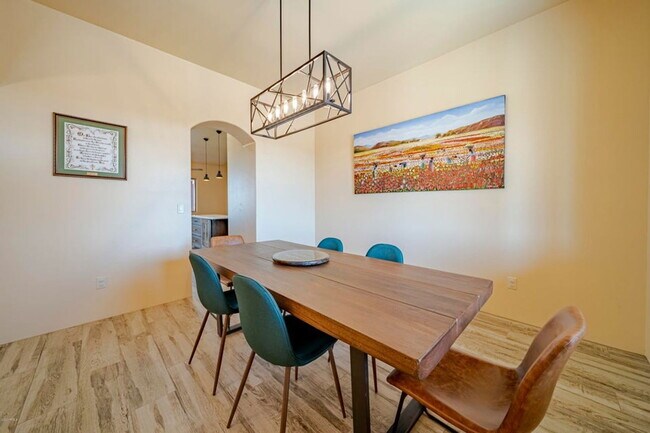 Building Photo - 335 Latigo Way