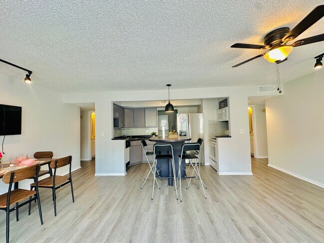 Building Photo - Newly Renovated 4BR/2BA Near UF - Resort-S...