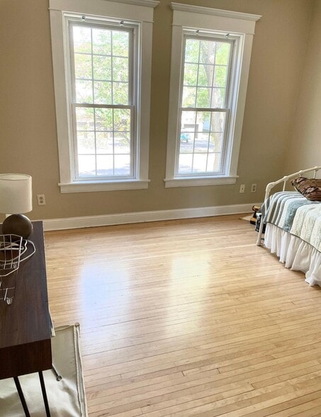 Building Photo - 305 8th Ave S