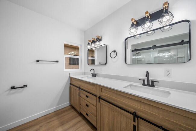 Building Photo - 1537 N Kingsley Dr