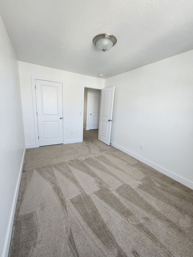 Building Photo - Beautiful Modern Townhome with Spacious La...