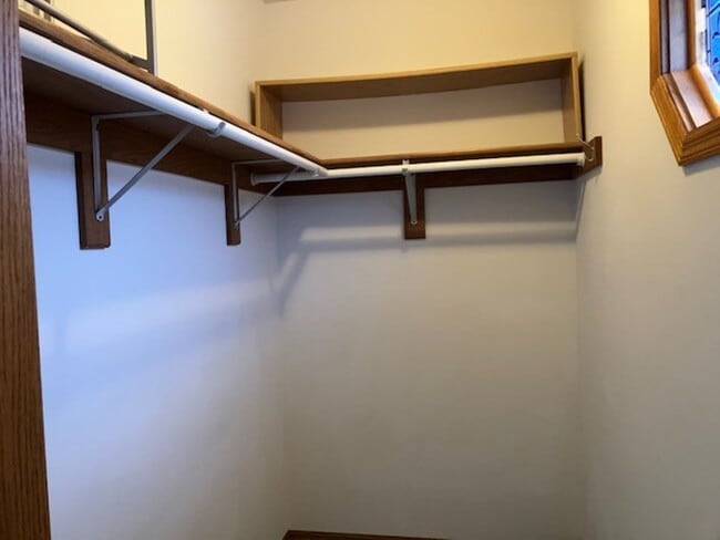 Building Photo - Spacious 4 bedroom, 2.5 Bath Two Story Home