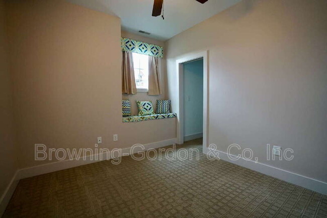 Building Photo - 540C Moore Ave
