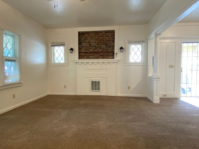 Building Photo - Spacious Studio Apartment