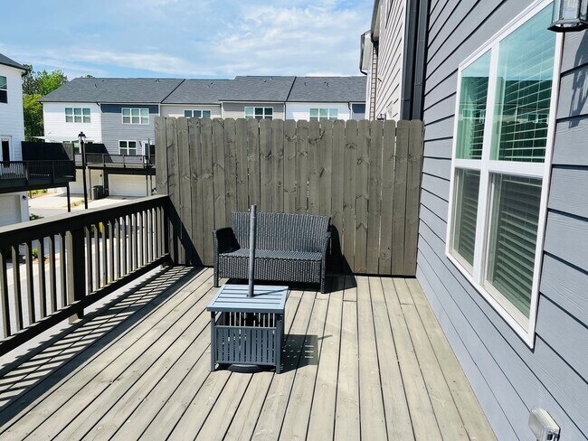 Building Photo - Stunning 3 bedroom, 3.5 bathroom townhome ...