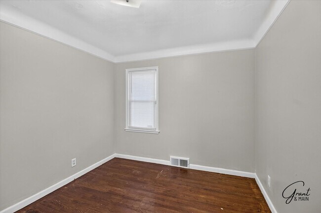 Building Photo - $1300 3 bedrooms