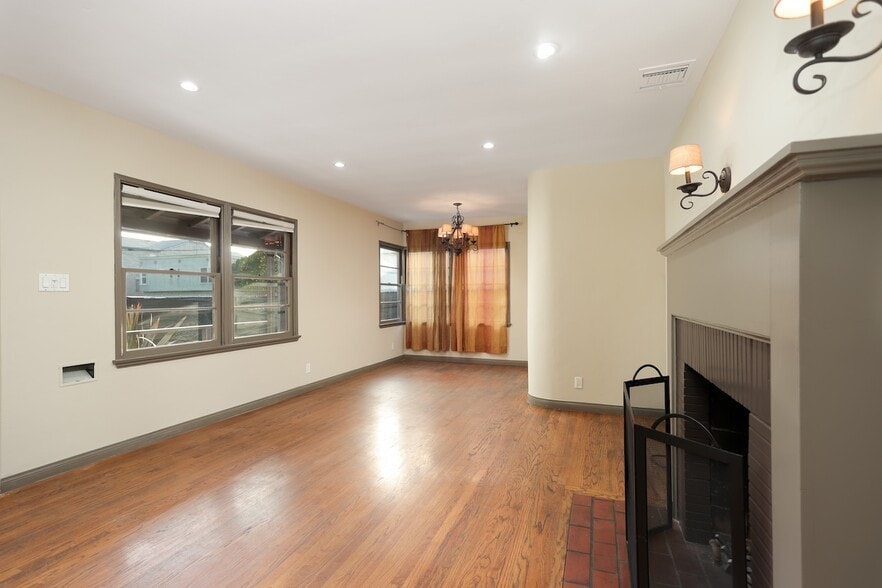 Building Photo - 2587 S Westgate Ave