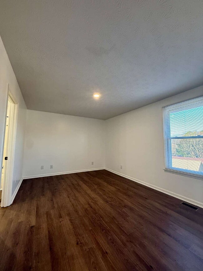 Building Photo - 3 Bedroom / 2 Bathroom Home in Springfield