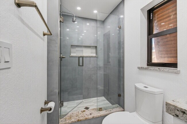 Building Photo - 3939 NE 5th Ave