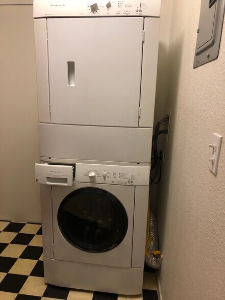 laundry room - 3611 1/2 W 4th St