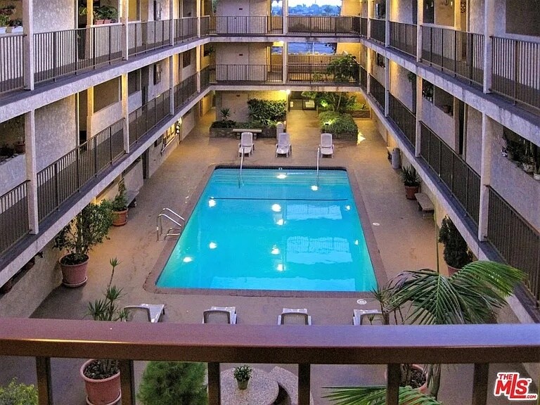 Building Photo - 2501 W Redondo Beach Blvd