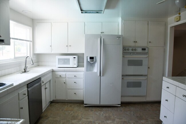 Building Photo - 522 E Collins Ave